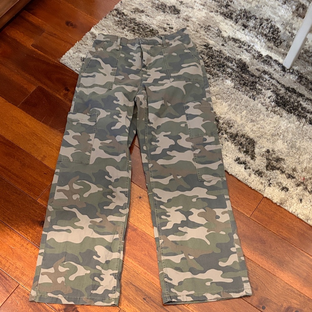 Women’s Camouflage Cargo Pants size M